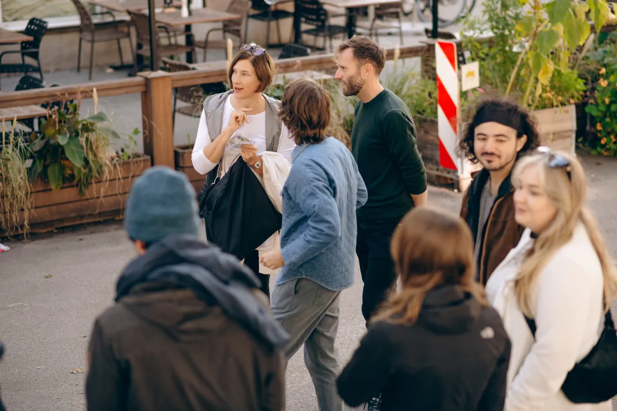 Eine Anwohnerin oder ein Anwohner diskutiert Szenarien beim Zukünfte-Forum